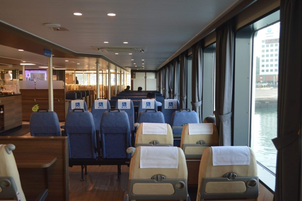 小豆島行きのフェリー船内