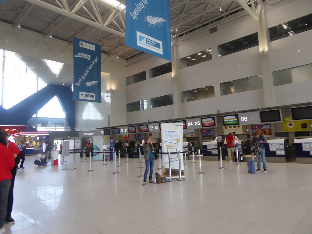 ブカレスト空港から市内へのアクセスには、タクシーを利用するのが便利です