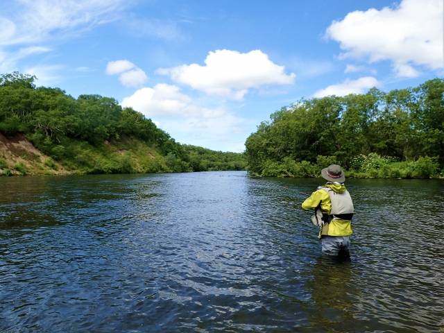渓流フィッシングをする人