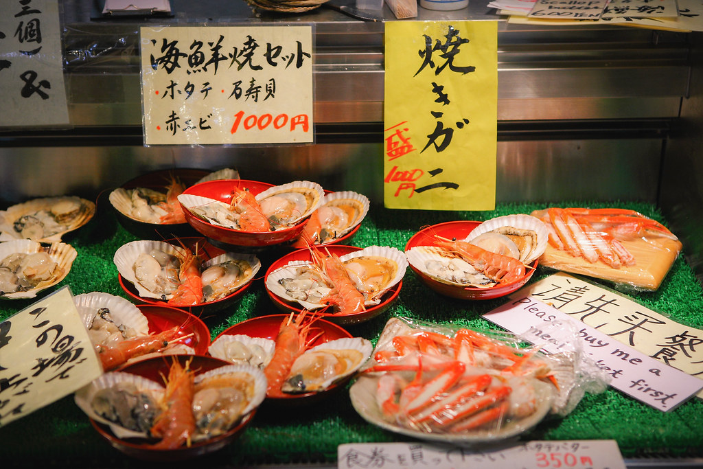 海鮮市場で新鮮な海鮮を味わう