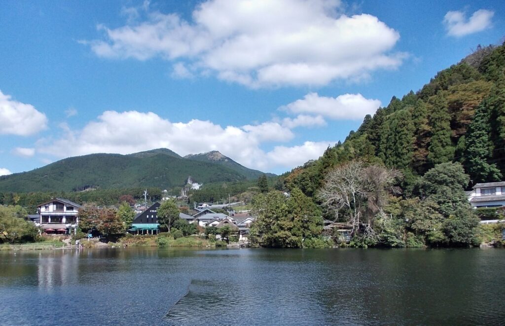 金鱗湖と広がる自然の風景