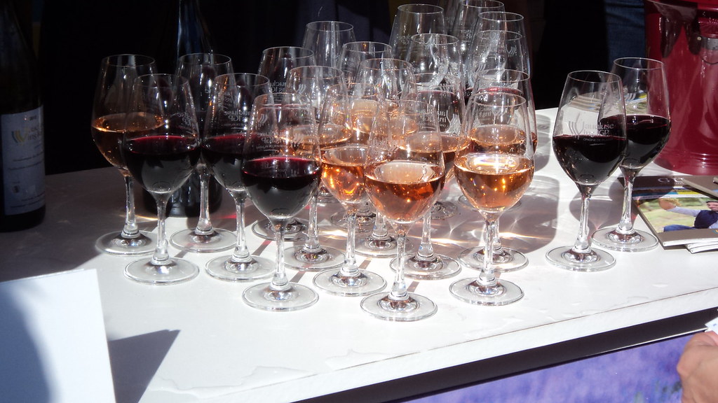 モンマルトルの収穫祭で販売されているワイン