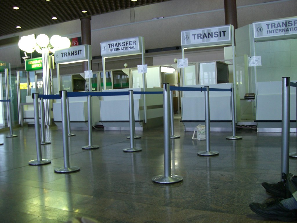 トランジットでも入国審査が必要