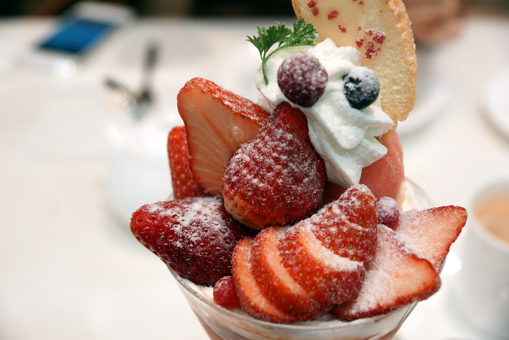 いちごのパフェ　イメージ