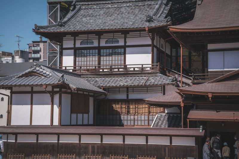 道後温泉にお客さんが入っていく様子