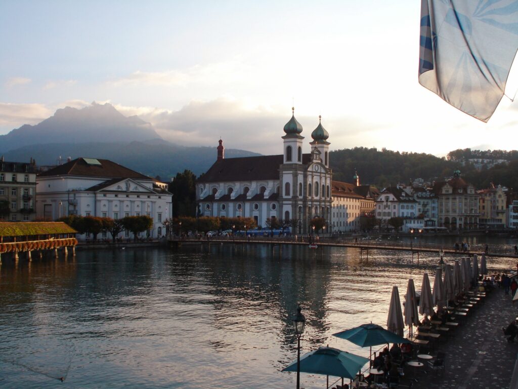 スイス観光でおすすめのルツェルンの湖畔のレストラン