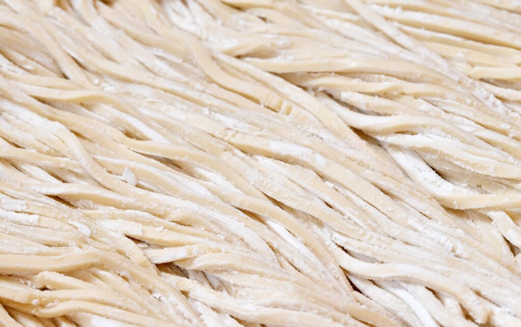 打ち立てのうどんを楽しむ