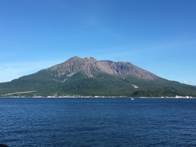 快晴のもとくっきりと浮かぶ桜島