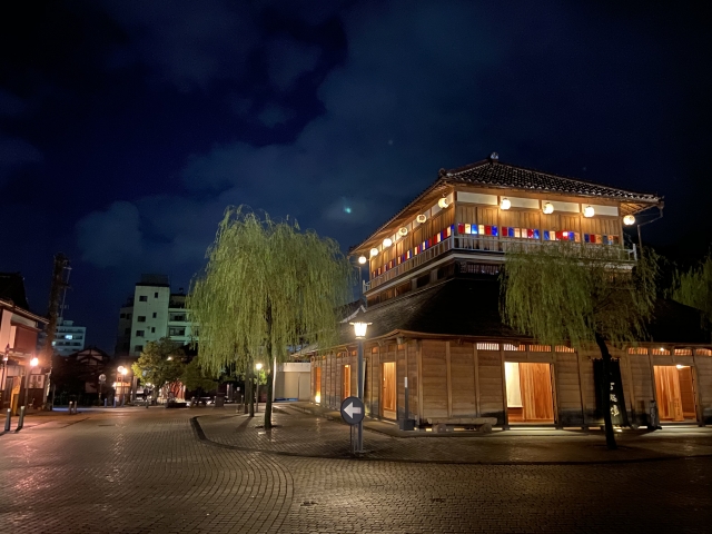 山代温泉の夜に輝く古総湯