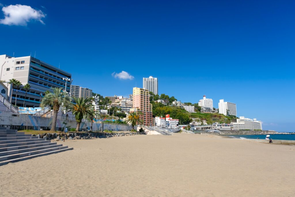 海水浴も夜景も楽しめる熱海サンビーチ
