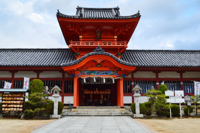 荘厳な雰囲気を醸し出す伊佐爾波神社を正面から見る