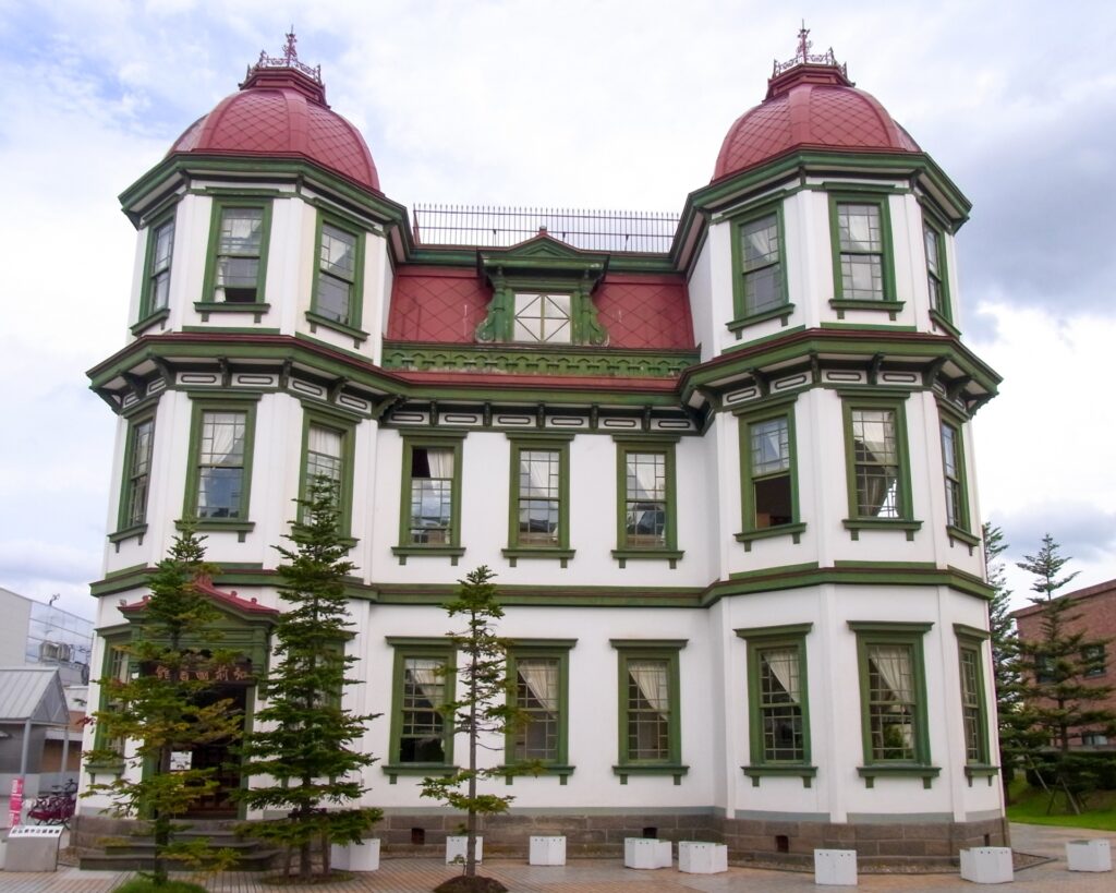 旧弘前市立図書館ではアンティークな家具や調度品が展示されてる