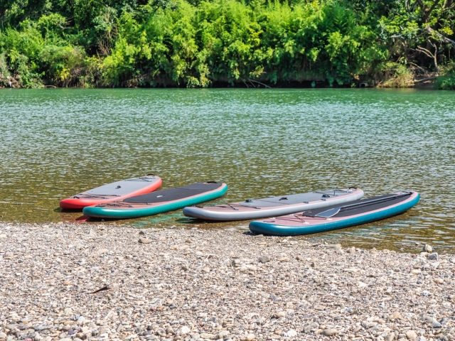 川岸に並べられたSUPボート