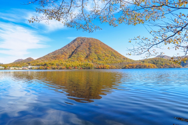 青空に映える紅葉の群馬の榛名湖と榛名富士