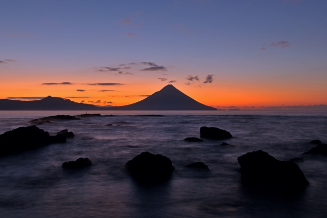 夕焼けに染まる開聞岳