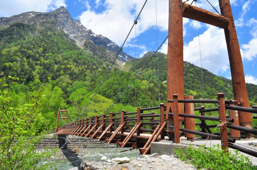 美しく組まれた上高地の明神橋