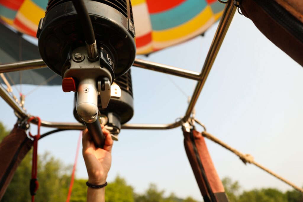 熱気球を操作する様子