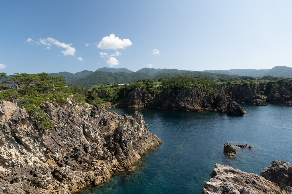 断崖絶壁が連なる佐渡の絶景スポット「
尖閣湾」