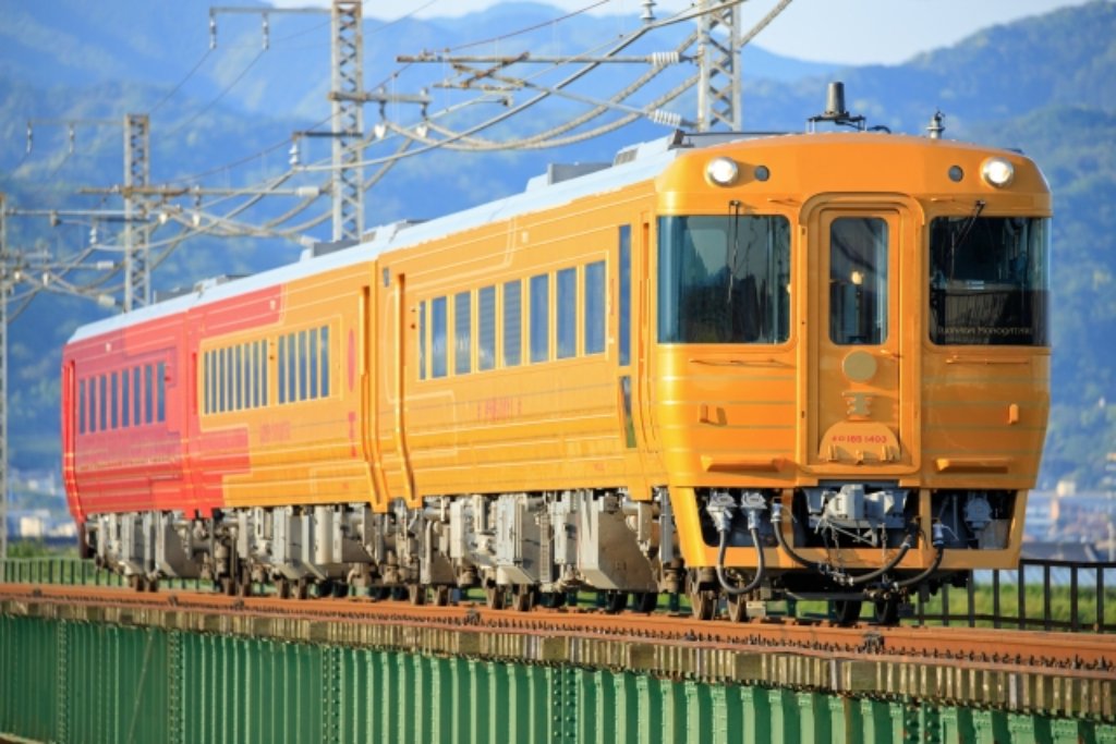 愛媛県を走る観光列車はレトロモダンなデザイン