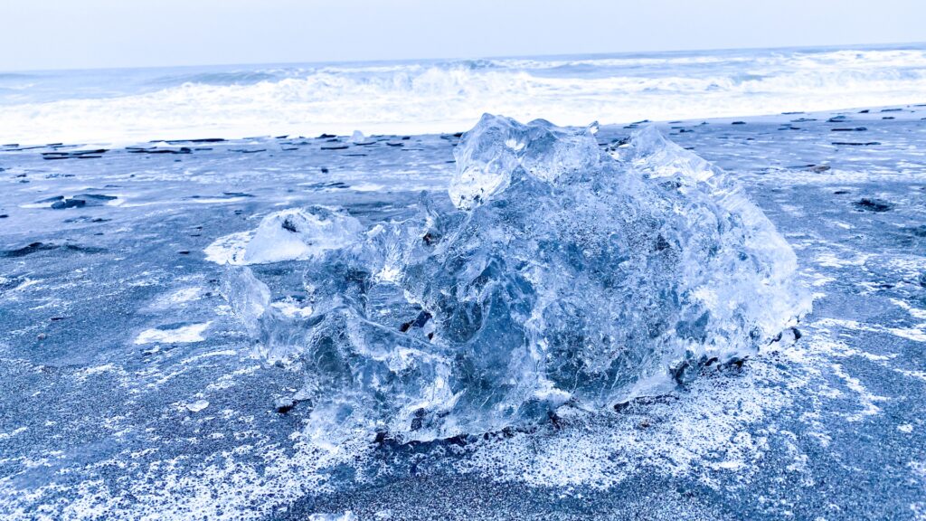 クリスタルのように輝く氷塊は普段見ることができない景色