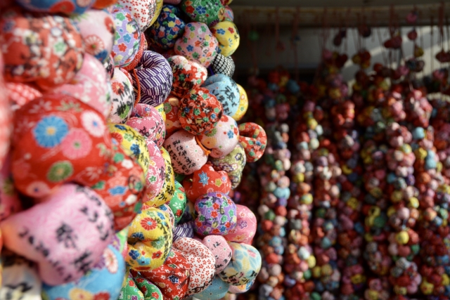 圓満寺でカラフルなお結び玉を体験する