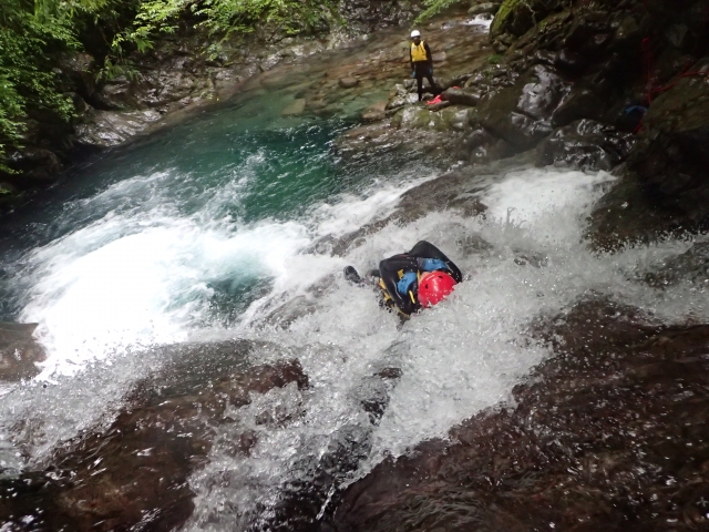キャニオニング　滝下り