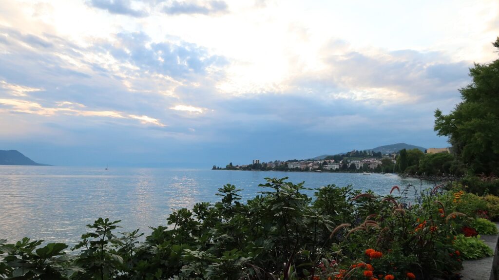 スイス観光で行きたいカフェがほとりにあるレマン湖