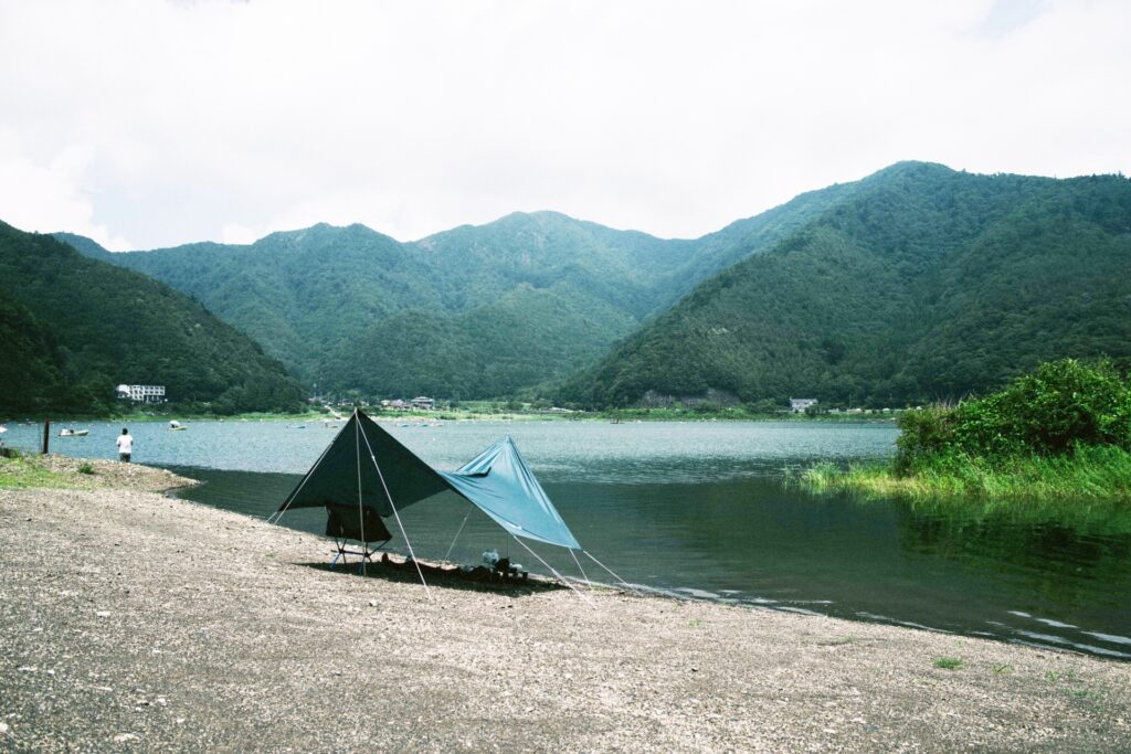静かな湖畔でアクティビティを楽しめる精進湖