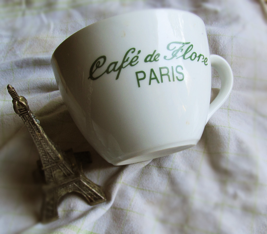 カフェ・ドゥ・フロールでカフェを楽しむ