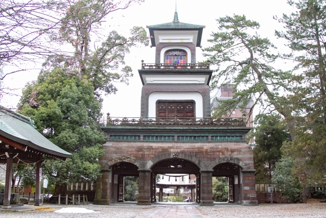 尾山神社を正面から見た様子