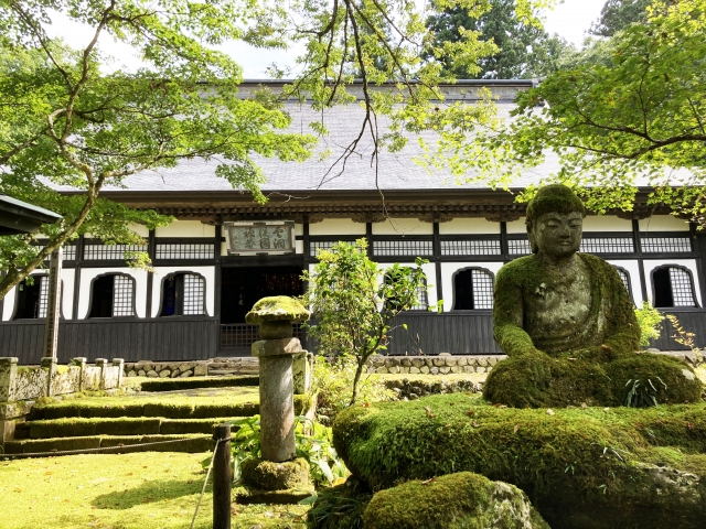 雲洞庵と苔むした石仏