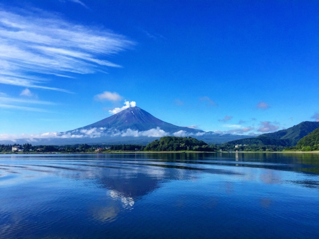 空と湖が青く輝く夏の河口湖