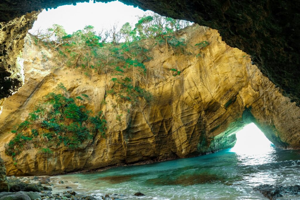 青い海へと繋がる龍宮窟