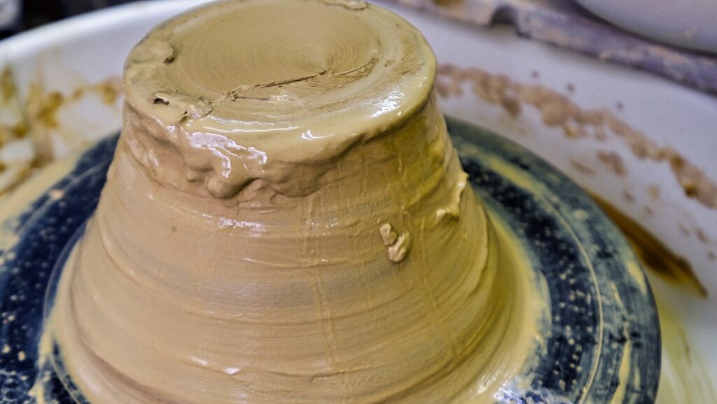 紋別市立博物館では土器作り体験ができる