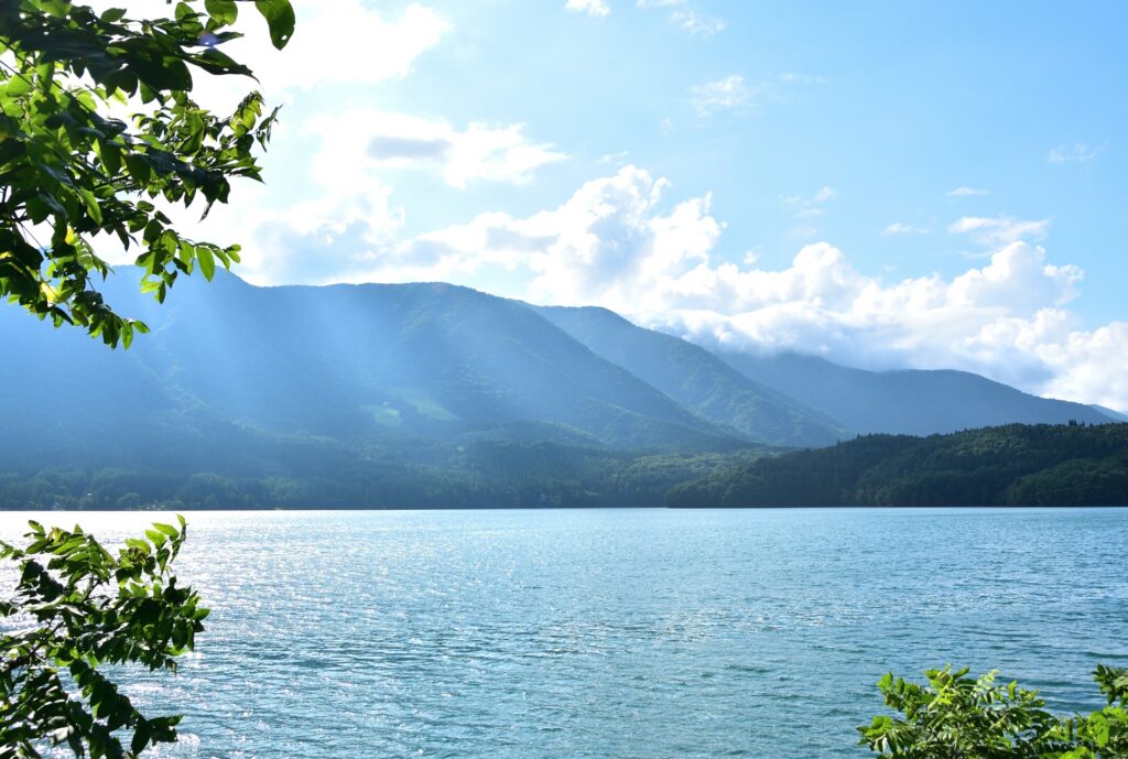 光が差し込み水面が光る青木湖
