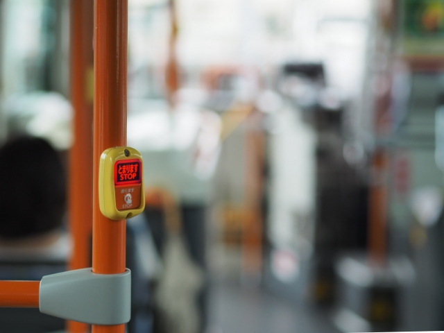 押しボタンが点灯したバス車内