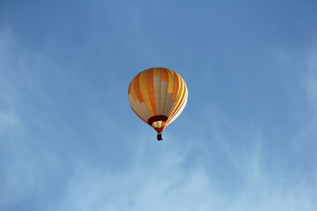 雲海気球フライトの気球が空高く飛ぶ様子