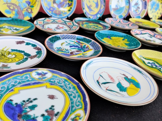 金沢のお土産店で並ぶ九谷焼