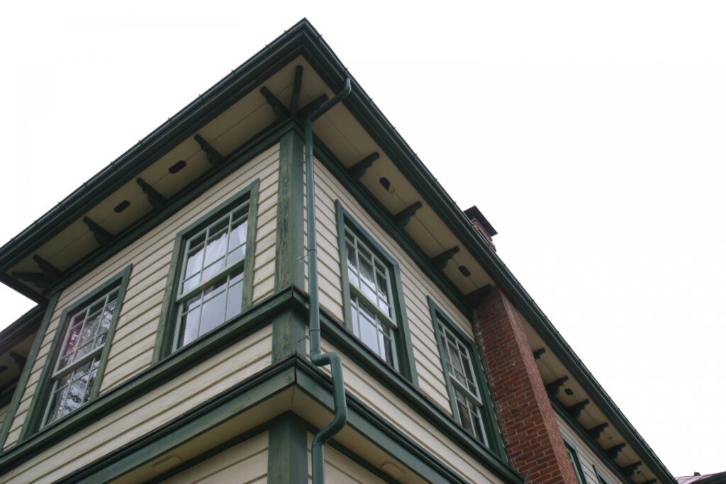 旧東奥義塾外人教師館では歴史的な資料も展示されている