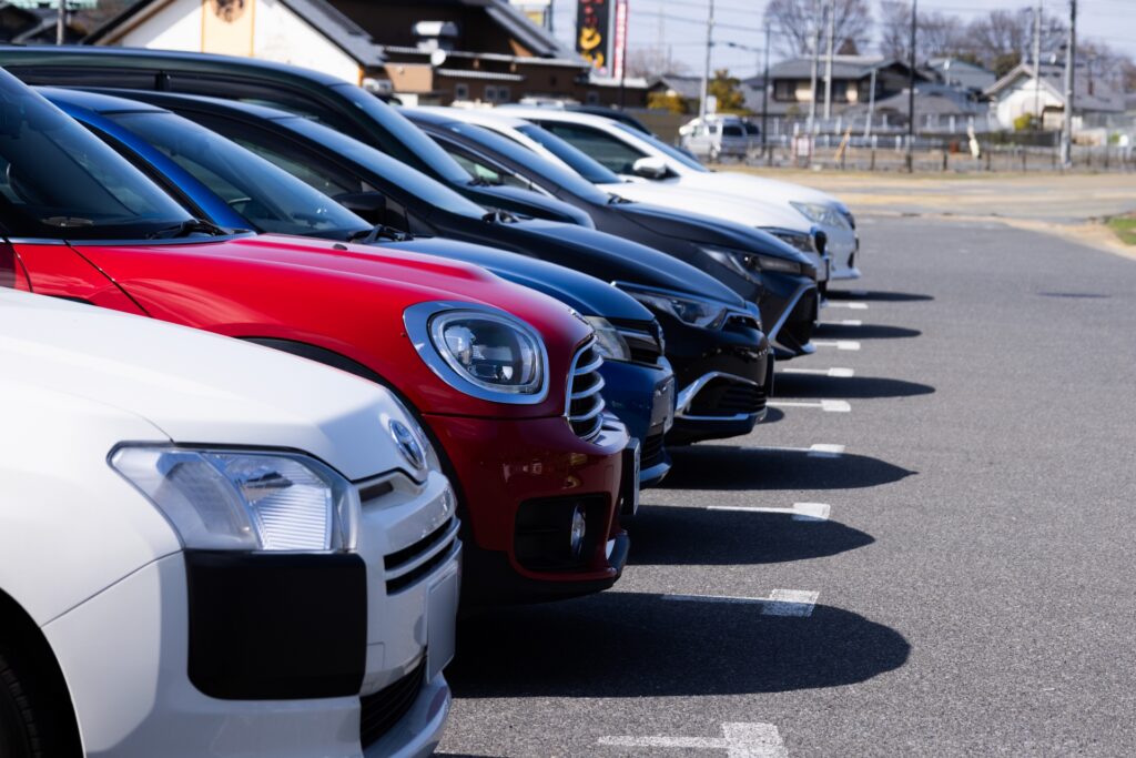 駐車場に並んだ車