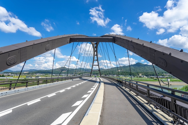 美しい子を描くアーチ橋