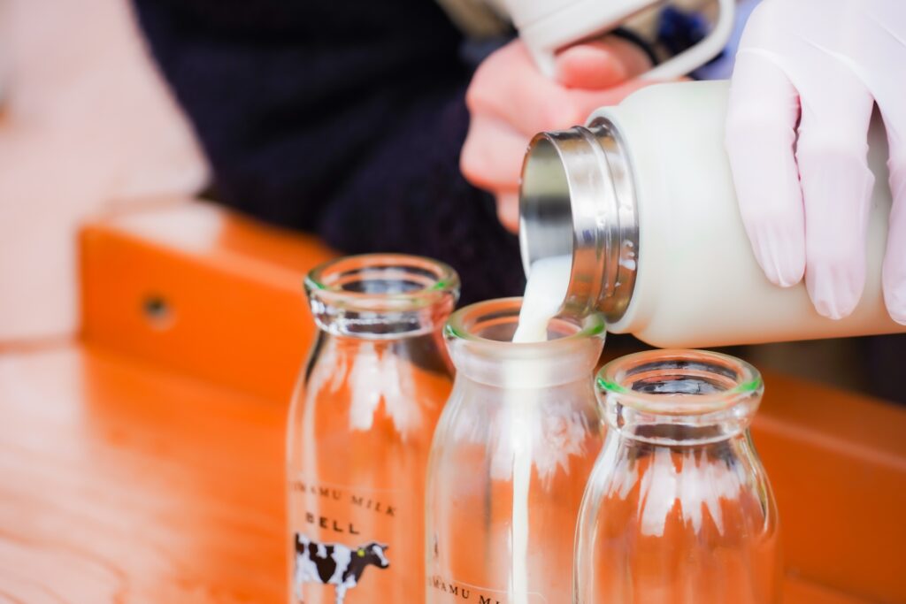 牛乳を瓶に入れる様子