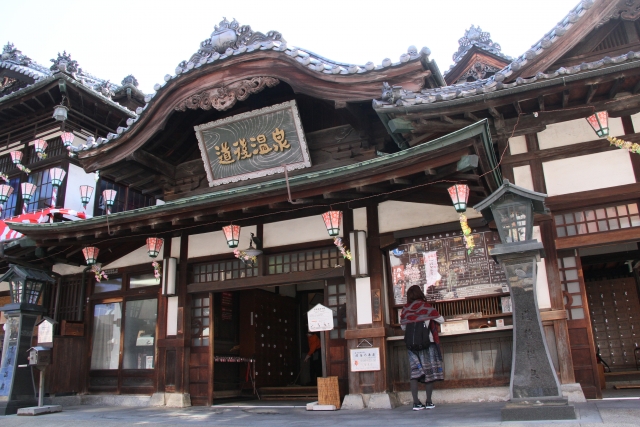日本最古の温泉地である道後温泉の正面
