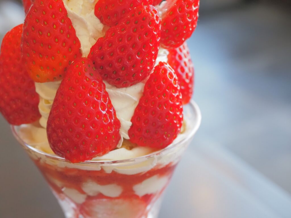 いちごをたくさん使ったパフェのイメージ