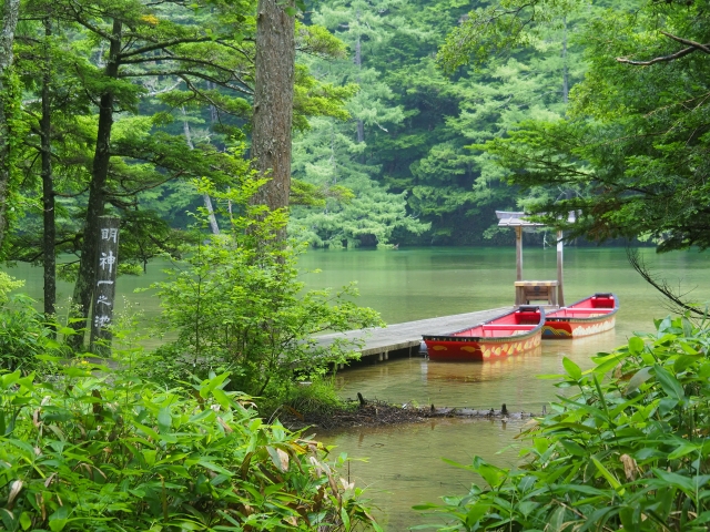 明神池の桟橋に係留するカヌー