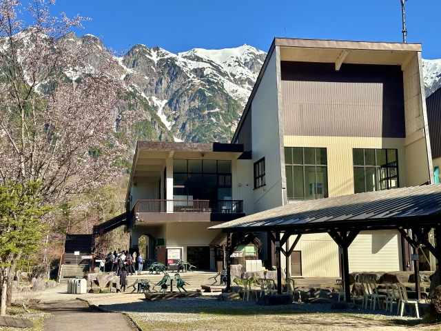 新穂高ロープウェイで山頂まで移動する