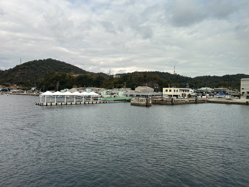 宇野港発の直島行きフェリーで直島にわたる