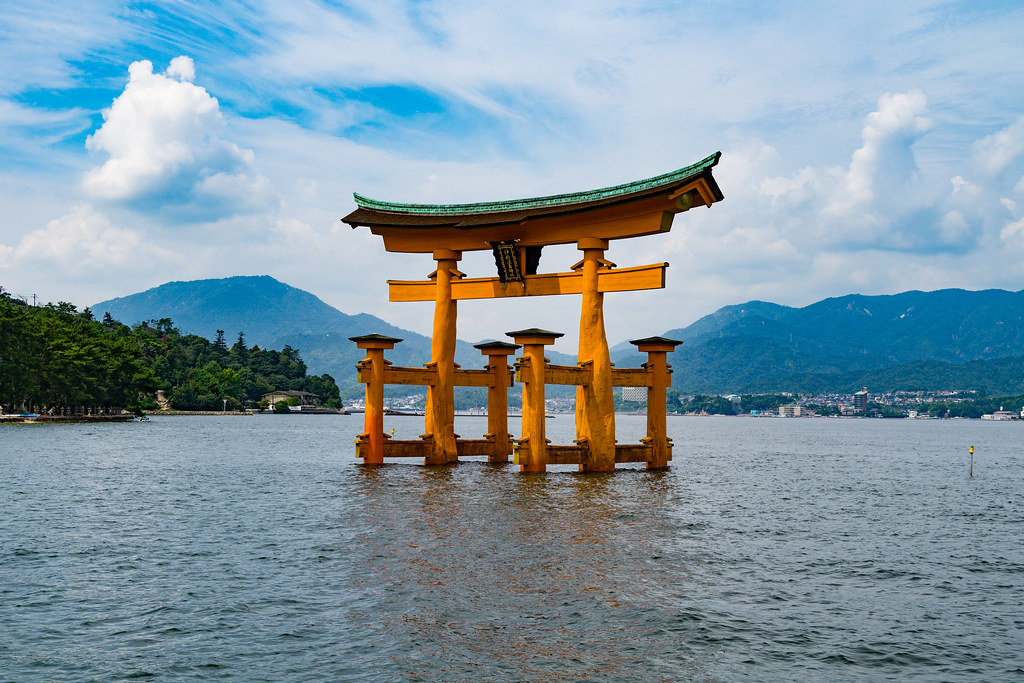 海上に浮かぶ宮島の大鳥居