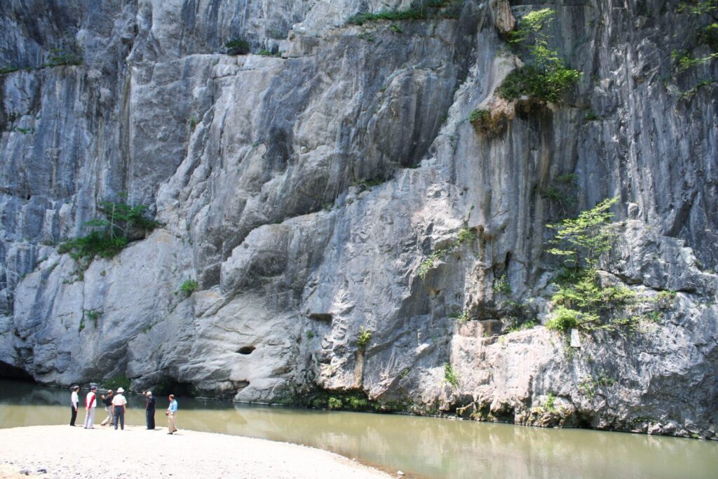 猊鼻渓の紅葉見ごろ