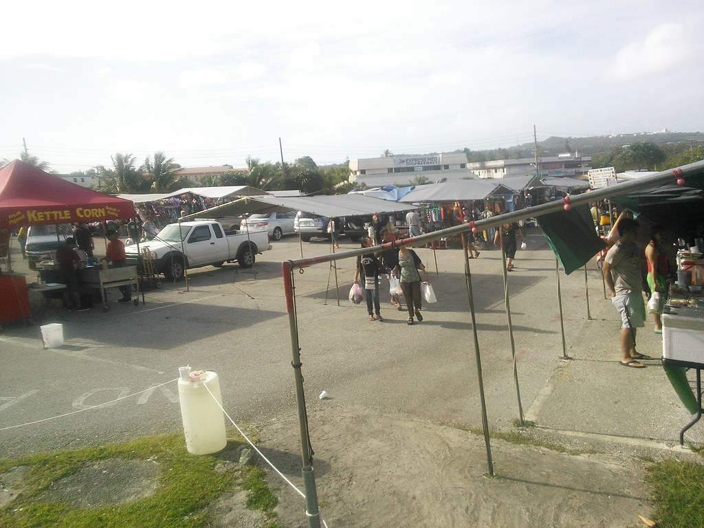 グアムの地元料理を楽しめるデデドの朝市